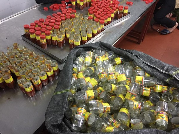 Bước đầu, chủ cơ sở Lý Thị Quy khai nhận đã mua nguyên liệu về sản xuất sa tế giả nhãn hiệu Thuận Phát. Mỗi ngày, đóng gói được khoảng vài nghìn lọ rồi mang đi phân phối cho các kênh bán lẻ, tiêu thụ tại thị trường các tỉnh lân cận Hà Nội.