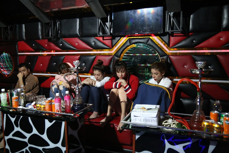 Canh sat bat giu nhom nam nu “bay lac” trong quan karaoke