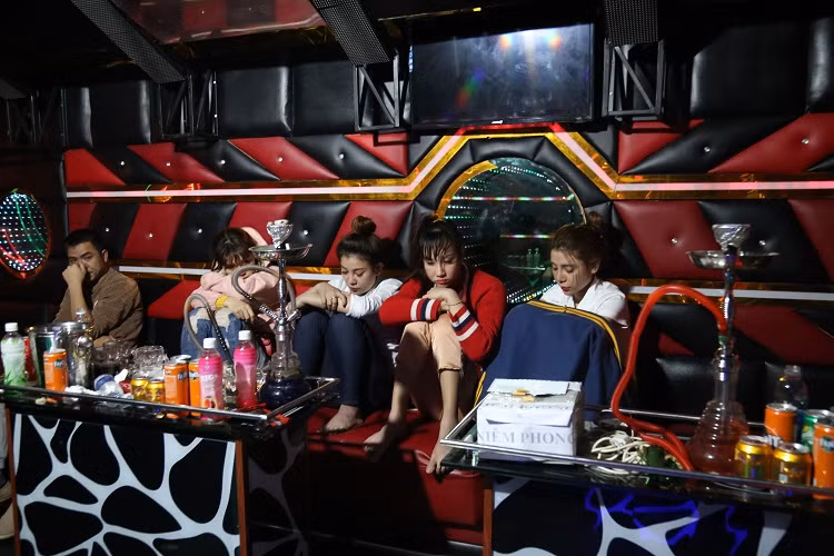 Canh sat bat giu nhom nam nu “bay lac” trong quan karaoke