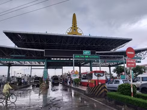  6. BOT Mỹ Lộc (Nam Định): Lúc 8h30 sáng ngày 26/7/2018, nhiều lái xe khi di chuyển đến trạm thu phí BOT Mỹ Lộc (Nam Định) đã dừng xe lại khiến trạm ùn tắc.Tài xế cho rằng trạm này đặt sai vị trí và yêu cầu được đối thoại với chủ đầu tư. Ảnh: Dân Việt.