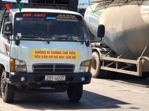 Tài xế lấy lý do phản đối rằng, họ không đi tuyến tránh Đông Hưng nhưng vẫn phải trả phí tại đây. Sau đó, trạm BOT Tân Đệ xả trạm. Mới đây nhất, Tổng cục Đường bộ Việt Nam (Bộ GTVT) đã có văn bản đề nghị tỉnh Thái Bình lên phương án di dời trạm BOT Tân Đệ về đường tránh. Ảnh: VOV.