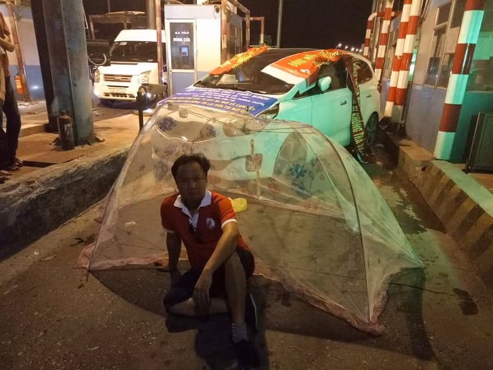 Thậm chí, xuất hiện tình trạng tài xế mắc màn ở làn thu phí BOT Tân Đệ.