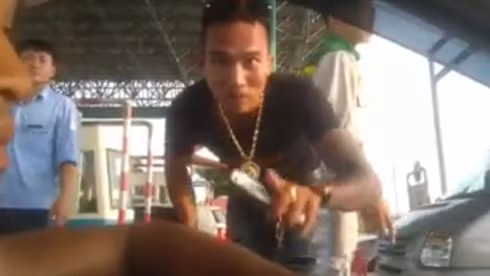 Nhiều cảnh sát sau đó được huy động để phân luồng giao thông. Do các tài xế tập trung quá đông, một số tài xế đã dán băng rôn lên xe để phản đối chính sách thu phí của trạm BOT Mỹ Lộc nên trạm BOT Mỹ Lộc đã phải xả trạm. Thời điểm tài xế phản đối, xuất hiện đầu gấu có những lời lẽ thô tục, vạch quần phản cảm để dằn mặt tài xế.