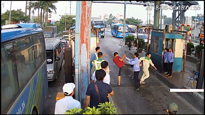 Tài xế đánh cả nhân viên trạm.