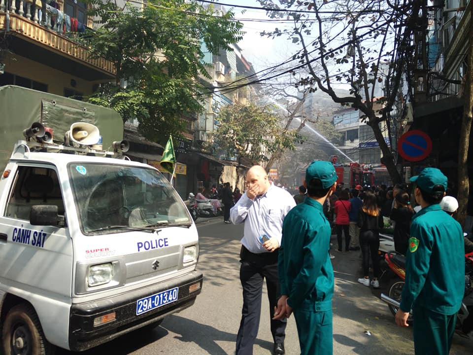 Nguyên nhân ban đầu xác định, khả năng gia chủ bất cẩn khi đốt vàng mã tiễn ông Công, ông Táo về trời. Tuy nhiên cơ quan chức năng vẫn đang làm rõ cụ thể.