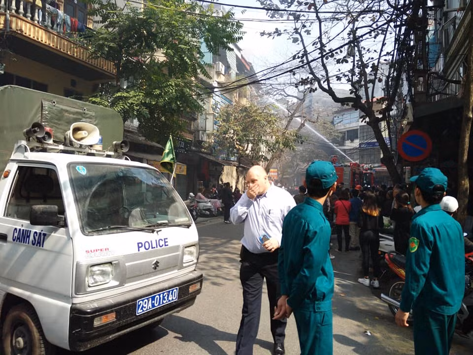 Nguyên nhân ban đầu xác định, khả năng gia chủ bất cẩn khi đốt vàng mã tiễn ông Công, ông Táo về trời. Tuy nhiên cơ quan chức năng vẫn đang làm rõ cụ thể.