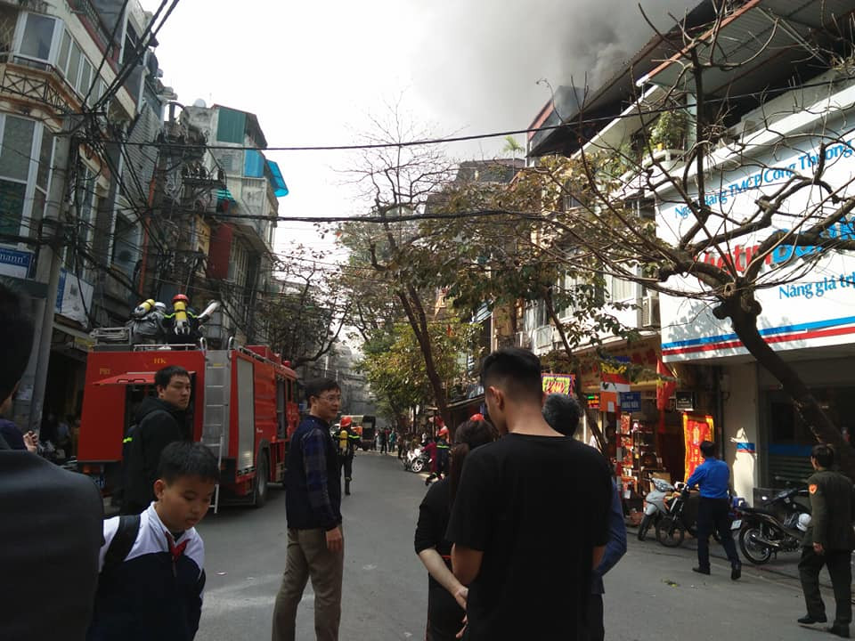 Tiếp nhận tin báo, lực lượng Cảnh sát PCCC khẩn trương có mặt đến hiện trường để dập lửa. Các lực lượng CSGT, Công an phường, quận cũng đến hiện trường phong tỏa, đảm bảo an ninh trật tự để phục vụ công tác chữa cháy.
