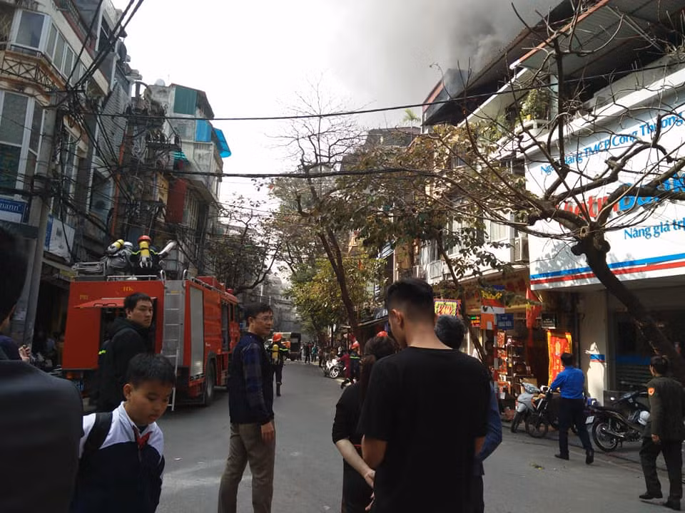 Tiếp nhận tin báo, lực lượng Cảnh sát PCCC khẩn trương có mặt đến hiện trường để dập lửa. Các lực lượng CSGT, Công an phường, quận cũng đến hiện trường phong tỏa, đảm bảo an ninh trật tự để phục vụ công tác chữa cháy.