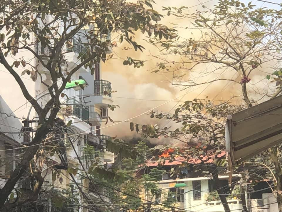 Vị trí hỏa hoạn nhanh chóng được xác định tầng thượng ngôi nhà số 4, phố Hàng Nón.