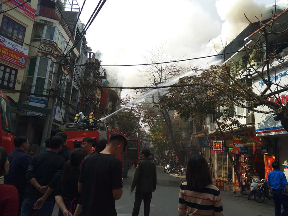 Ít phút sau, đám cháy đã được khống chế. Bước đầu xác định hỏa hoạn không gây thiệt hại về người.