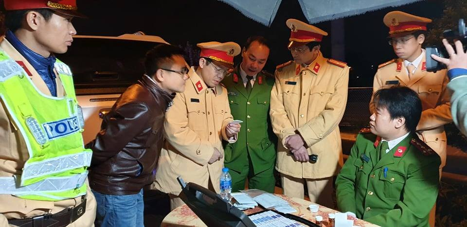 Canh sat kiem tra lai xe container phat hien tai xe duong tinh voi ma tuy