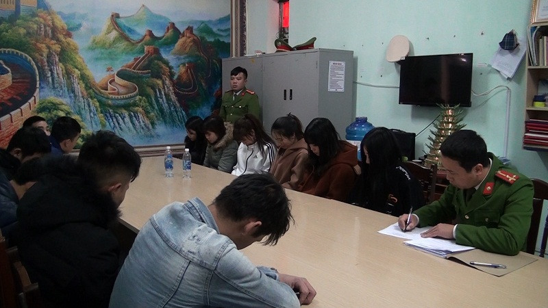 Các đối tượng nhanh chóng được đưa về trụ sở Công an để làm rõ, gồm: Nguyễn Hồng Trường (SN 1990, ở Quận Ba Đình, Hà Nội); Dương Thái Sinh (SN 1991, ở Bãi Sậy, Hiến Nam, TP Hưng Yên); Phạm Xuân Trường (SN 1980, ở Hưng Hà, Thái Bình); Trần Hoàng Huy (SN 1992, ở Lý Nhân, Hà Nam); Nguyễn Quốc Huy (SN 1990, ở Minh Khai, TP Hưng Yên)...