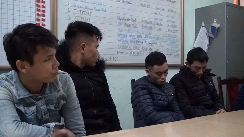 Hiện Công an Thành phố Hưng Yên đã ra quyết định khởi tố vụ án, khởi bị can đối với Nguyễn Kim Tân và Nguyễn Quốc Huy về hành vi “Tàng trữ trái phép các chất ma túy”, đồng thời củng cố hồ sơ để xử lý các đối tượng theo quy định của pháp luật. Ảnh: Công an Hưng Yên.