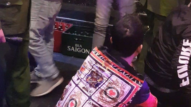 Tổ công tác thuộc Đội kinh tế, ma túy, môi trường (Công an TP Hưng Yên) đã phát hiện 13 nam nữ ở phòng 302 của quán karaoke Bạch Dương đang có dấu hiệu sử dụng ma túy tổng hợp, một số đối tượng vẫn đang trong tình trạng “phê”. Thu giữ một đĩa sứ bên trong có chứa các chất bột ketamin cùng 5 viên ma túy tổng hợp màu xanh; 1 ống hút được làm từ 2 tờ tiền polimer mệnh giá 10 nghìn đồng và nhiều vật chứng liên quan.