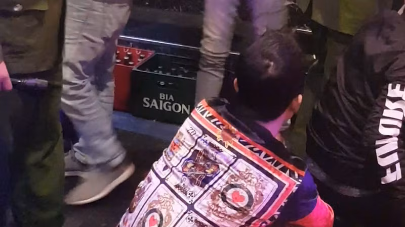 Tổ công tác thuộc Đội kinh tế, ma túy, môi trường (Công an TP Hưng Yên) đã phát hiện 13 nam nữ ở phòng 302 của quán karaoke Bạch Dương đang có dấu hiệu sử dụng ma túy tổng hợp, một số đối tượng vẫn đang trong tình trạng “phê”. Thu giữ một đĩa sứ bên trong có chứa các chất bột ketamin cùng 5 viên ma túy tổng hợp màu xanh; 1 ống hút được làm từ 2 tờ tiền polimer mệnh giá 10 nghìn đồng và nhiều vật chứng liên quan.