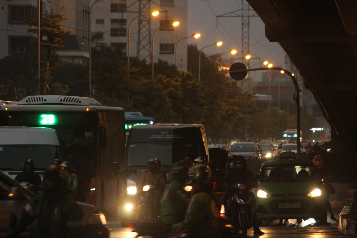 Tuyến đường Phạm Hùng, hướng từ Phạm Văn Đồng về bến xe Mỹ Đình bắt đầu có dấu hiệu ùn ứ giao thông vào cuối giờ chiều nay do lượng phương tiện từ khắp các tỉnh thành về Hà Nội đông đúc.