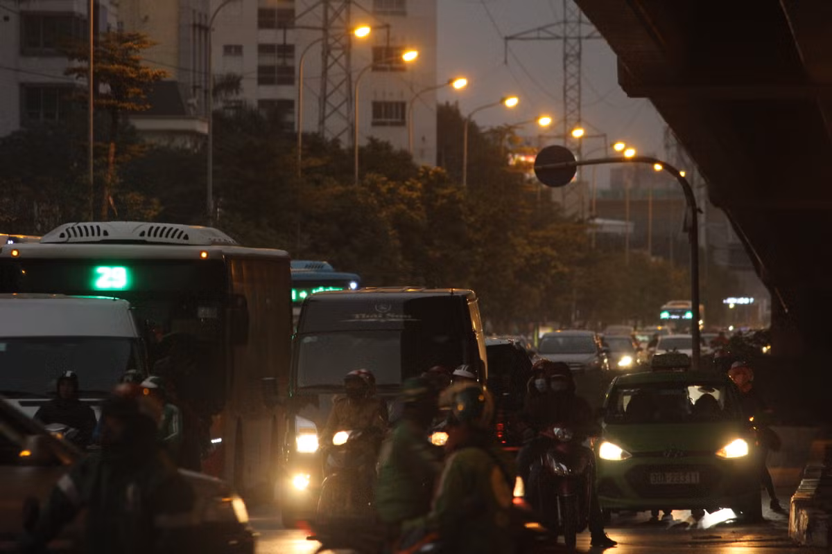 Tuyến đường Phạm Hùng, hướng từ Phạm Văn Đồng về bến xe Mỹ Đình bắt đầu có dấu hiệu ùn ứ giao thông vào cuối giờ chiều nay do lượng phương tiện từ khắp các tỉnh thành về Hà Nội đông đúc.