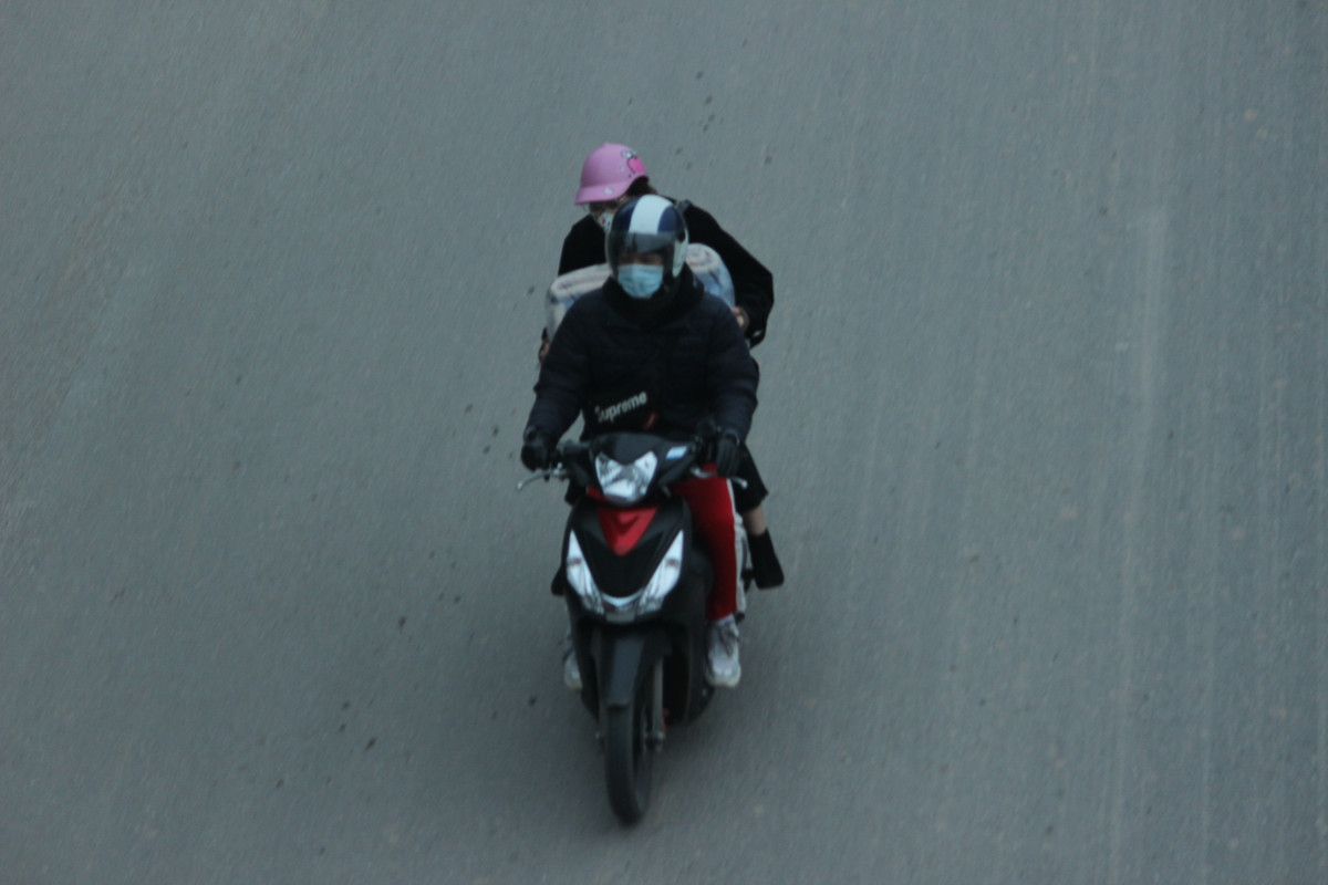 Người dân di chuyển trên tuyến đường Đại lộ Thăng Long hướng về trung tâm TP Hà Nội.