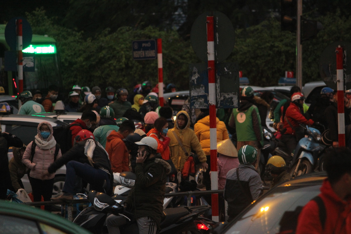 Tại khu vực bến xe khách Mỹ Đình (Hà Nội), khoảng 17h30 chiều cùng ngày, lượng người bắt đầu tăng lên nhưng cũng không đến mức quá tải.