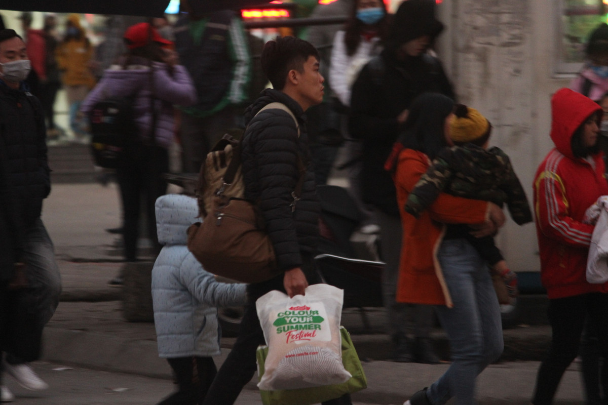 Nhiều em nhỏ cũng được phụ huynh đưa theo về Thủ đô sau kỳ nghỉ lễ.