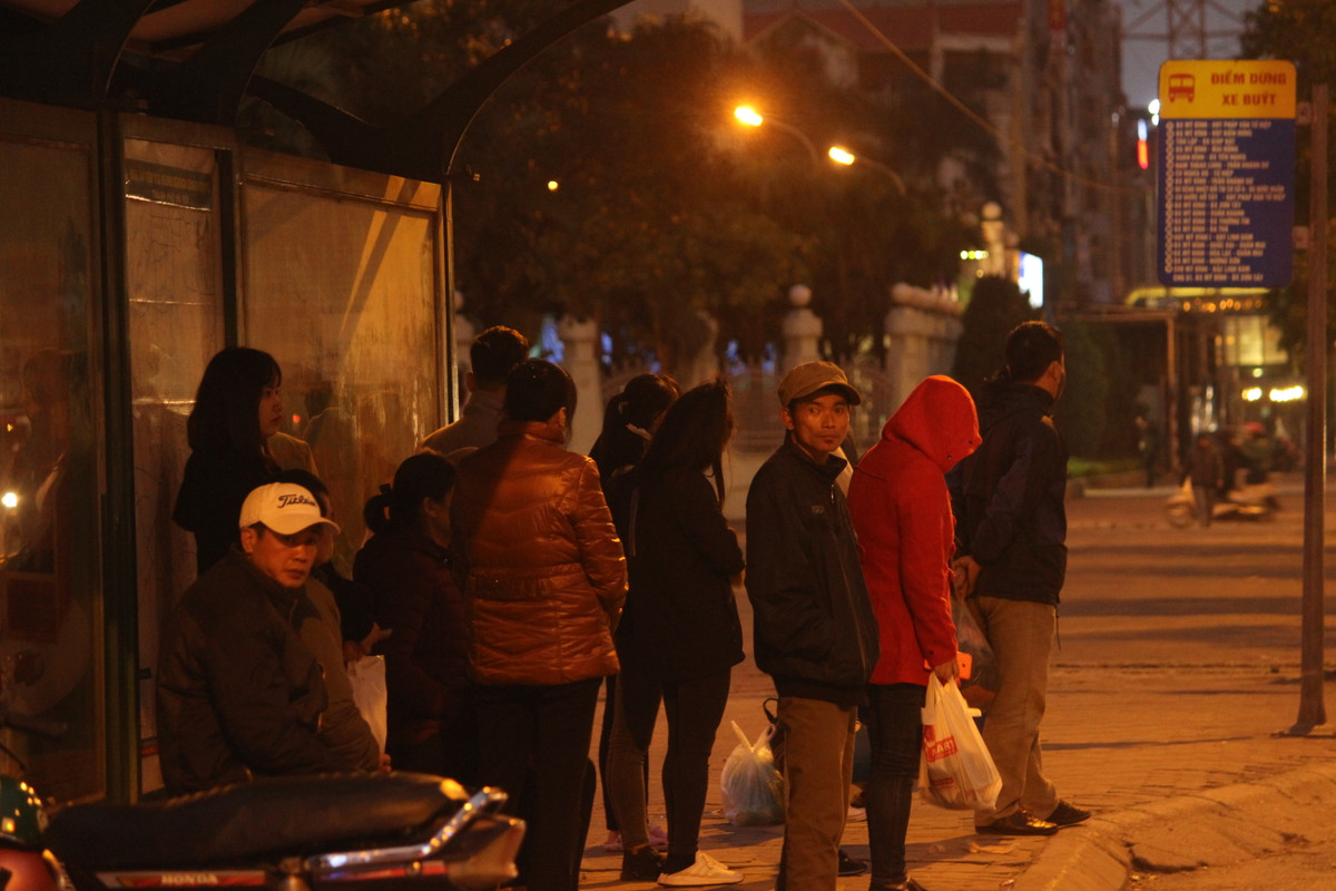 Người dân mệt nhoài phải chờ đợi thêm chuyến xe buýt mới có thể về nhà sau khi rời xe khách.