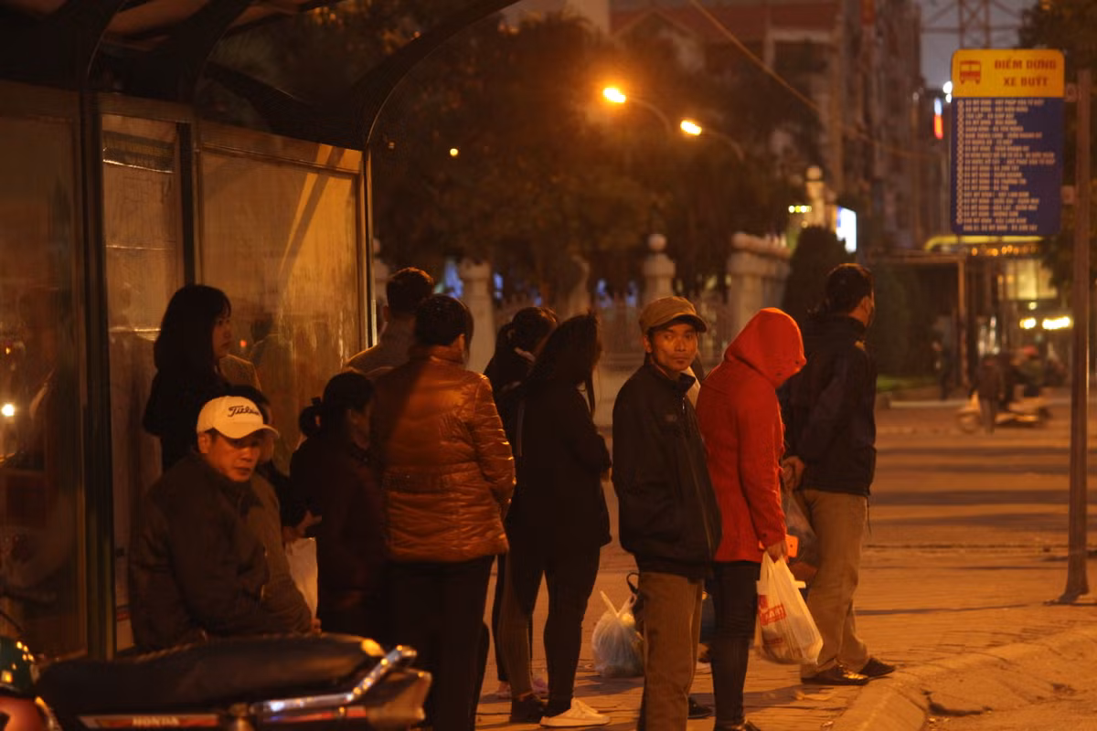 Người dân mệt nhoài phải chờ đợi thêm chuyến xe buýt mới có thể về nhà sau khi rời xe khách.