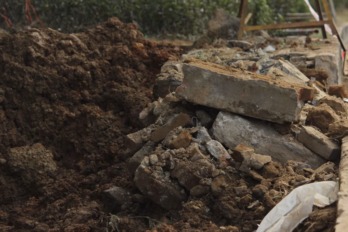 Đất đá ngổn ngang tại công trình.
