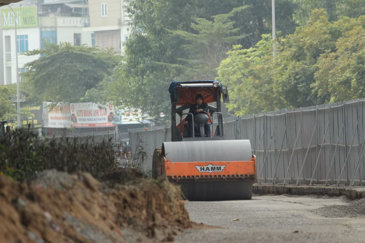 Xén dải phân cách đường Phạm Hùng bắt đầu được thi công từ ngày 1/1/2019, với chiều dài hơn 3 km; điểm đầu tại nút giao Trần Duy Hưng - Khuất Duy Tiến; điểm cuối tại nút giao Mai Dịch. Tổng mức đầu tư của dự án này là hơn 24 tỷ đồng và hoàn thành trước Tết Nguyên đán Kỷ Hợi.