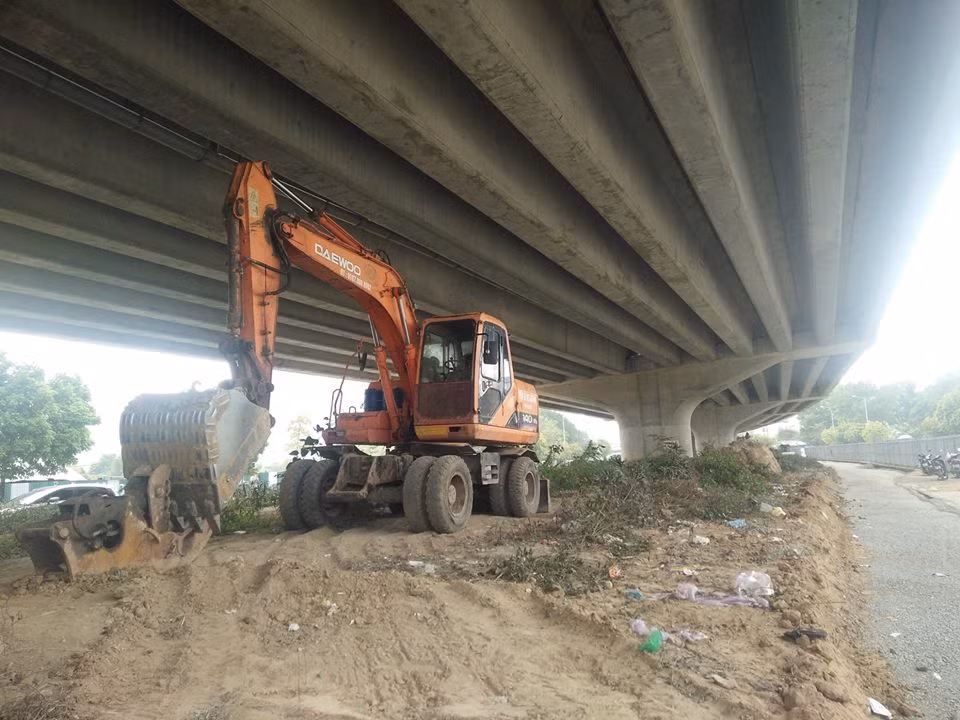 Máy móc được đưa đến công trường để phục vụ cho việc thi công xén dải phân cách mở rộng đường Phạm Hùng. Hiện tại, các công nhân mới thi công công trình này theo hướng Phạm Hùng - Khuất Duy Tiến (Hà Nội).