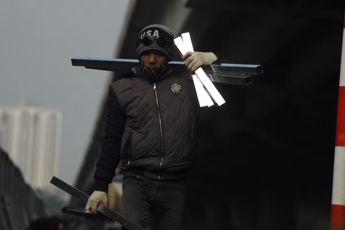 Việc bắn hàng rào tôn để phục vụ việc thi công, đảm bảo an toàn cho các phương tiện lưu thông qua đây được công nhân khẩn trương thực hiện trong sáng nay.