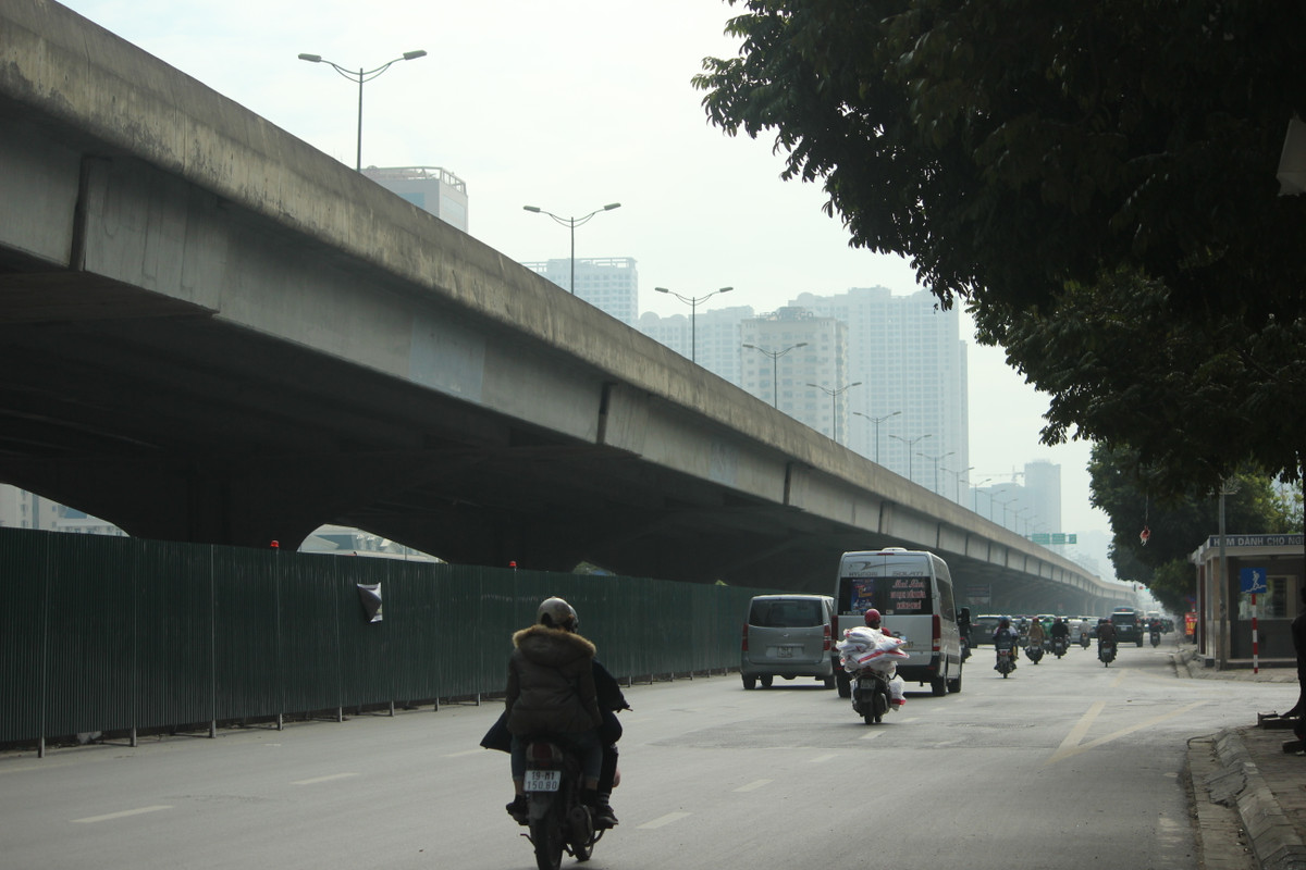 Ha Noi: Can canh cong truong mo rong duong Pham Hung 34m