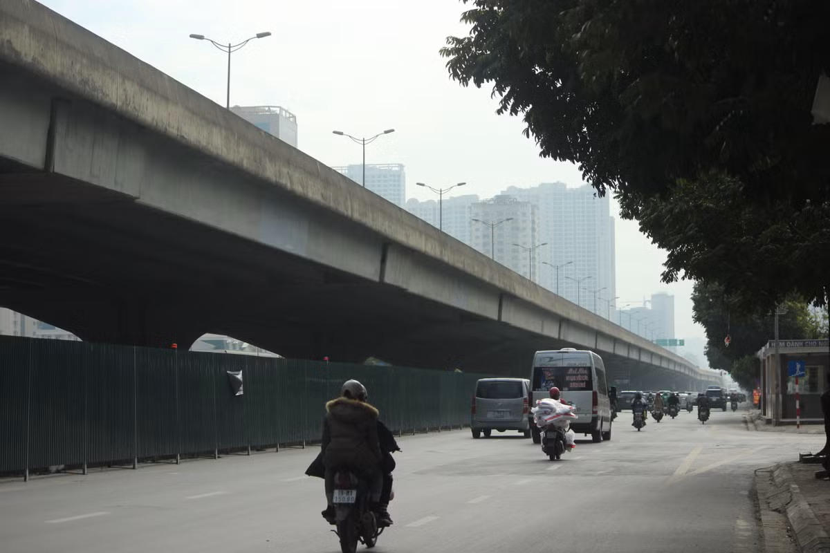 Ha Noi: Can canh cong truong mo rong duong Pham Hung 34m