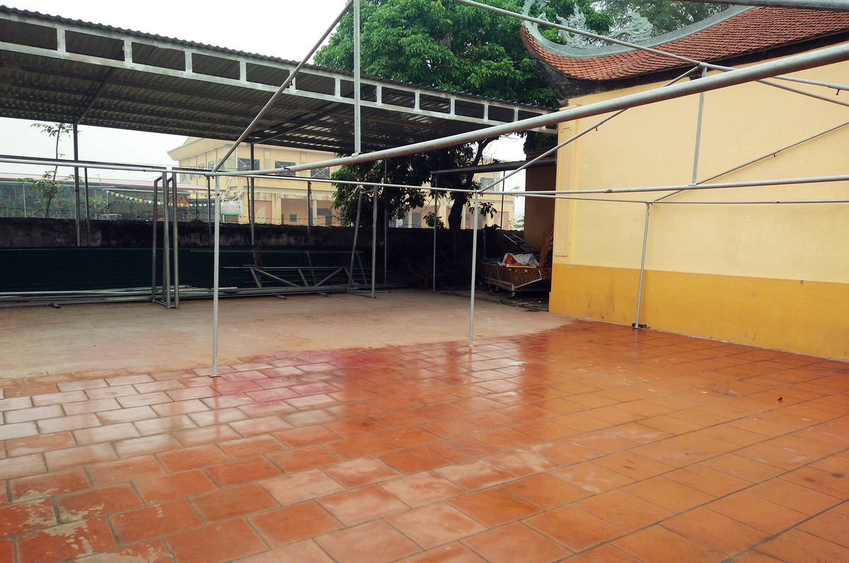 Bên phía góc phải của đình Ném Thượng là nơi sẽ diễn ra nghi thức chém lợn có khung bạt sắt đã được dựng lên sẵn để quây bạt thực hiện nghi lễ chém lợn.