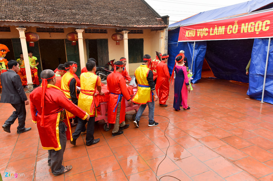 Tâm điểm của lễ hội là màn chém con lợn sống để tế bái. Tuy nhiên những năm gầy đây, việc chém lợn sống đã vấp phải sự phản đối của tổ chức phúc lợi động vì tính chất tàn bạo và man rợ của nó. Nhưng do lễ hội đã trở thành nét văn hóa, tâm linh của người dân Làng Ném Thượng nên người dân kiên quyết bảo tồn. Từ năm 2016, thay vì chém lợn ở bên ngoài sân đình người dân đã thực hiện nghi thức này ở khu vực bên phải của đình và được quây bạt kín. Ảnh Zing.