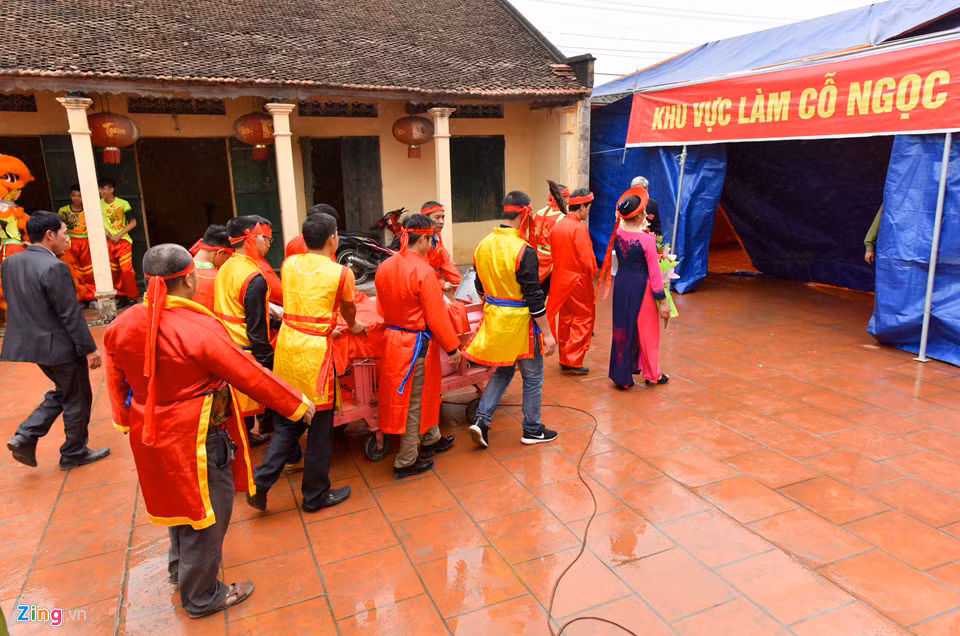 Tâm điểm của lễ hội là màn chém con lợn sống để tế bái. Tuy nhiên những năm gầy đây, việc chém lợn sống đã vấp phải sự phản đối của tổ chức phúc lợi động vì tính chất tàn bạo và man rợ của nó. Nhưng do lễ hội đã trở thành nét văn hóa, tâm linh của người dân Làng Ném Thượng nên người dân kiên quyết bảo tồn. Từ năm 2016, thay vì chém lợn ở bên ngoài sân đình người dân đã thực hiện nghi thức này ở khu vực bên phải của đình và được quây bạt kín. Ảnh Zing.