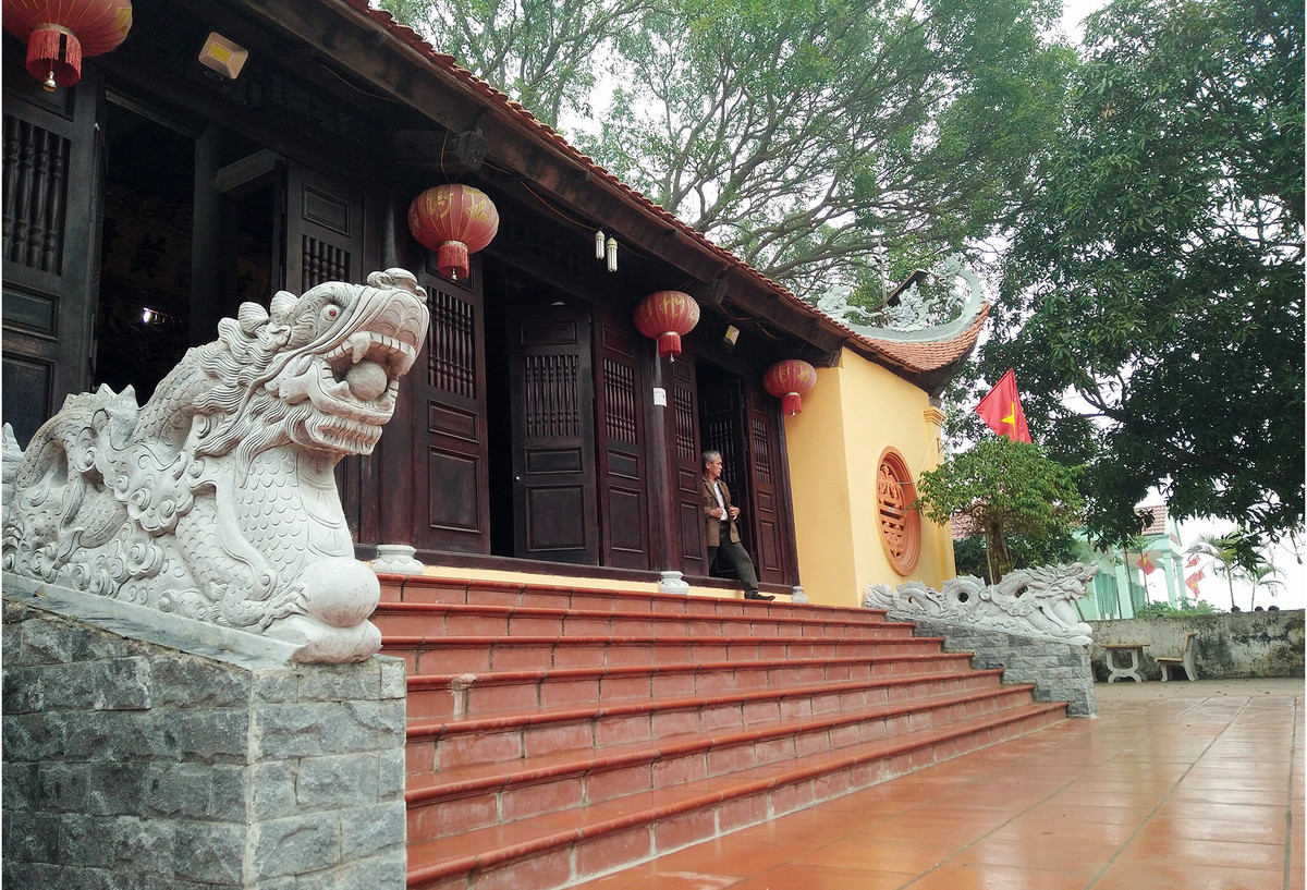 Sân đình luôn được quét dọn sạch sẽ.