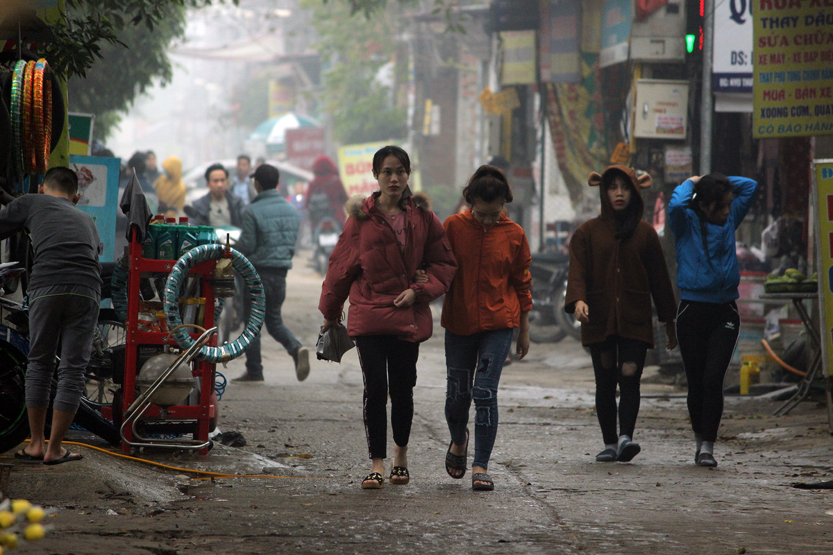 Khắp các ngả đường chính bên trong làng Ném Thượng luôn nhộn nhịp người qua lại.