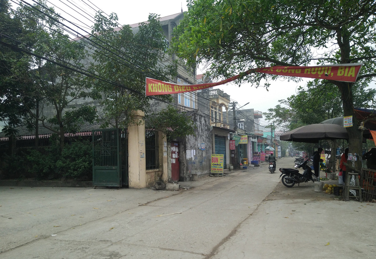 Tết Nguyên đán Kỷ Hợi 2019, người dân ở làng Ném Thượng (phường Khắc Niệm, TP Bắc Ninh) ai ai cũng háo hức. Các con đường làng ngõ xóm xung quanh làng đều đang được người dân khẩn trương dọn dẹp sạch sẽ để chuẩn bị cho lễ hội chém lợn truyền thống.