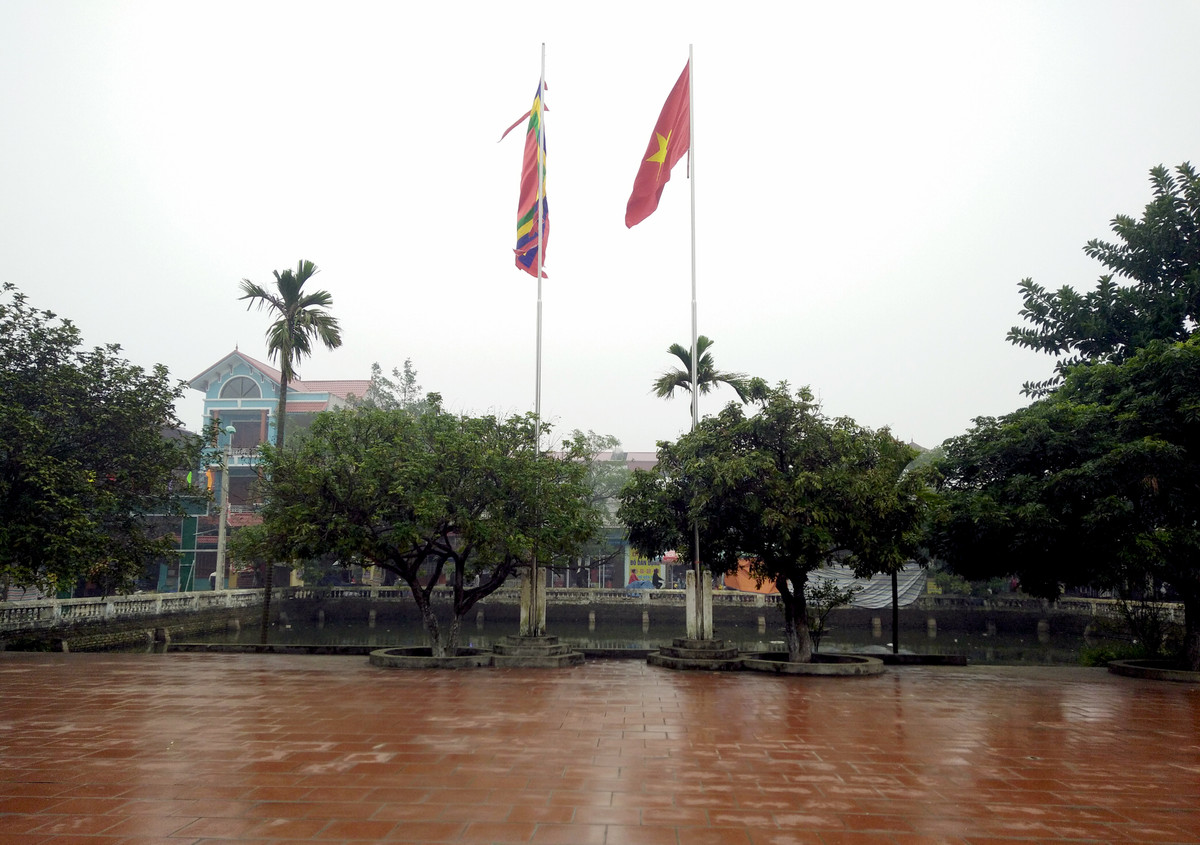 Sân đình nơi tổ chức lễ hội.