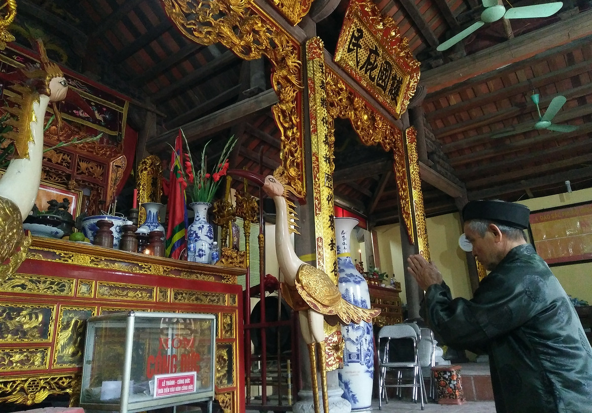 Trong khi đó, phía bên trong đình làng Ném Thượng ông Nguyễn Văn Hùng (70 tuổi), là một trong những người được phân công trông coi đình đang thực hiện nghi thức bái lễ để chuẩn bị cùng với các cụ cao niên khác họp bàn, dọn dẹp vệ sinh sạch sẽ bên trong đình chuẩn bị cho lễ hội.