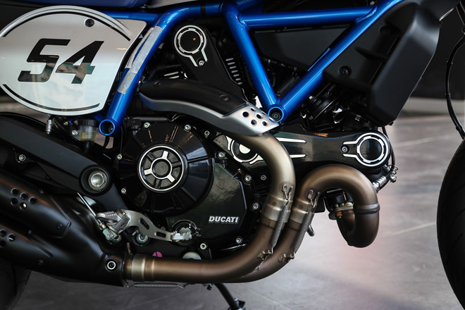 Ducati Scrambler Cafe Racer trang bị động cơ 803 cc L-Twin với 2 van Desmodromic, làm mát bằng gió và két nhớt. Khối động cơ này cho công suất cực đại 75 mã lực tại 8.250 vòng/phút và mô-men xoắn 68,9 Nm tại 5.750 vòng/phút.