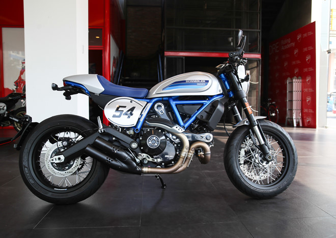 Những nâng cấp trên Ducati Scrambler 2019 đều có trên bản Cafe Racer. Hệ thống giảm xóc của xe đã được tinh chỉnh lại, Scrambler Cafe Racer sử dụng phuộc trước dạng ống lồng Kayaba đường kính 41 mm, phuộc monoshock Kayaba phía sau có thể điều chỉnh được.
