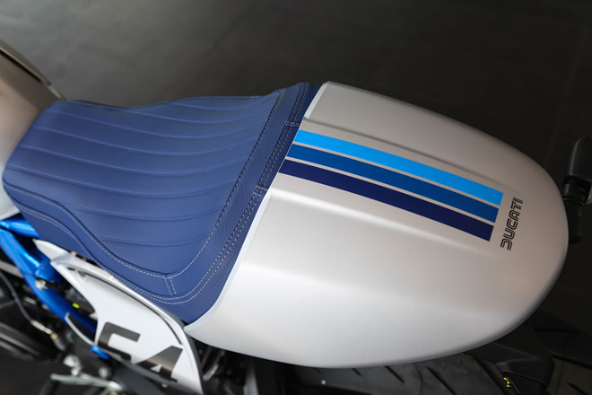 Chiều cao yên của Ducati Scrambler Cafe Racer 2019 ở mức 805 mm, được bọc da màu xanh hợp với tone màu chủ đạo trên xe. Một trong những đặc trưng của phong cách cafe racer chính là phần yên xe dạng solo có ụ đỡ phía sau.