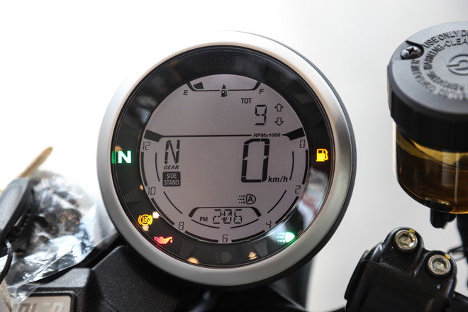 Mặt đồng hồ là một trong những nâng cấp mới trên Ducati Scrambler Cafe Racer 2019, có hiển thị mức nhiên liệu và số đang gài. Xe sử dụng côn dầu Brembo, trang bị hệ thống ly hợp chống trượt.