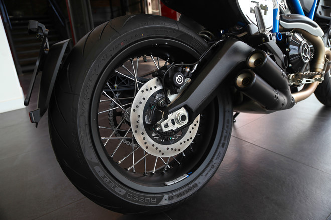 Xe sử dụng hệ thống phanh Brembo M4.32 4 piston phía trước với đĩa 330 mm, trong khi phía sau sử dụng phanh Brembo 2 piston đối xứng, đĩa phanh đường kính 245 mm. Phiên bản Ducati Scrambler Cafe Racer 2019 trang bị bộ vành nan hoa đường kính 17 inch cả trước và sau với lốp có xăm.