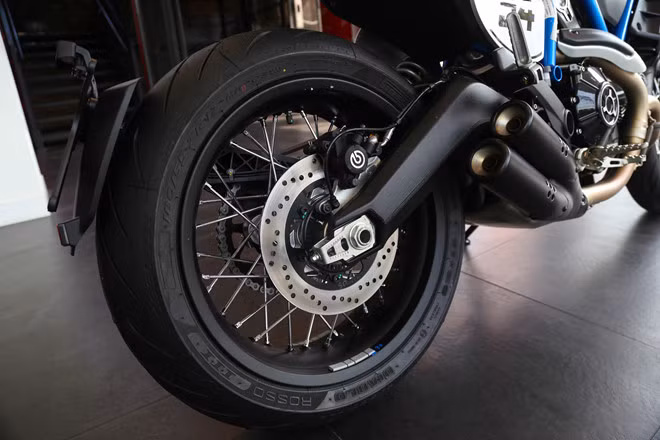 Xe sử dụng hệ thống phanh Brembo M4.32 4 piston phía trước với đĩa 330 mm, trong khi phía sau sử dụng phanh Brembo 2 piston đối xứng, đĩa phanh đường kính 245 mm. Phiên bản Ducati Scrambler Cafe Racer 2019 trang bị bộ vành nan hoa đường kính 17 inch cả trước và sau với lốp có xăm.