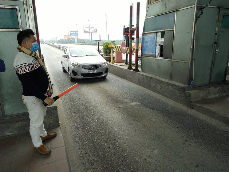 Trao đổi với PV Kiến Thức, anh Lê Quang Trung (SN 1981, ở Hà Nội) cho biết: “Tôi thực sự bức xúc về việc thu phí của trạm BOT Bắc Thăng Long - Nội Bài, chúng tôi có đi tuyến đường tránh TP Vĩnh Yên đâu, tại sao phải bắt chúng tôi phải trả phí, như vậy quá vô lý. Những ngày qua, tôi thường xuyên có mặt ở đây, với mong muốn được bày tỏ lên nỗi bức xúc của người dân chúng tôi. Tôi hy vọng các cơ quan chức năng liên quan nhanh đưa trạm BOT này về đúng với vị trí của nó, chứ không phải đặt nhầm chỗ như thế này”.