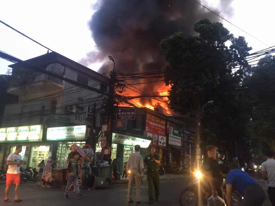 Ha Noi: Dang chay lon tai De La Thanh, lua lan nhanh