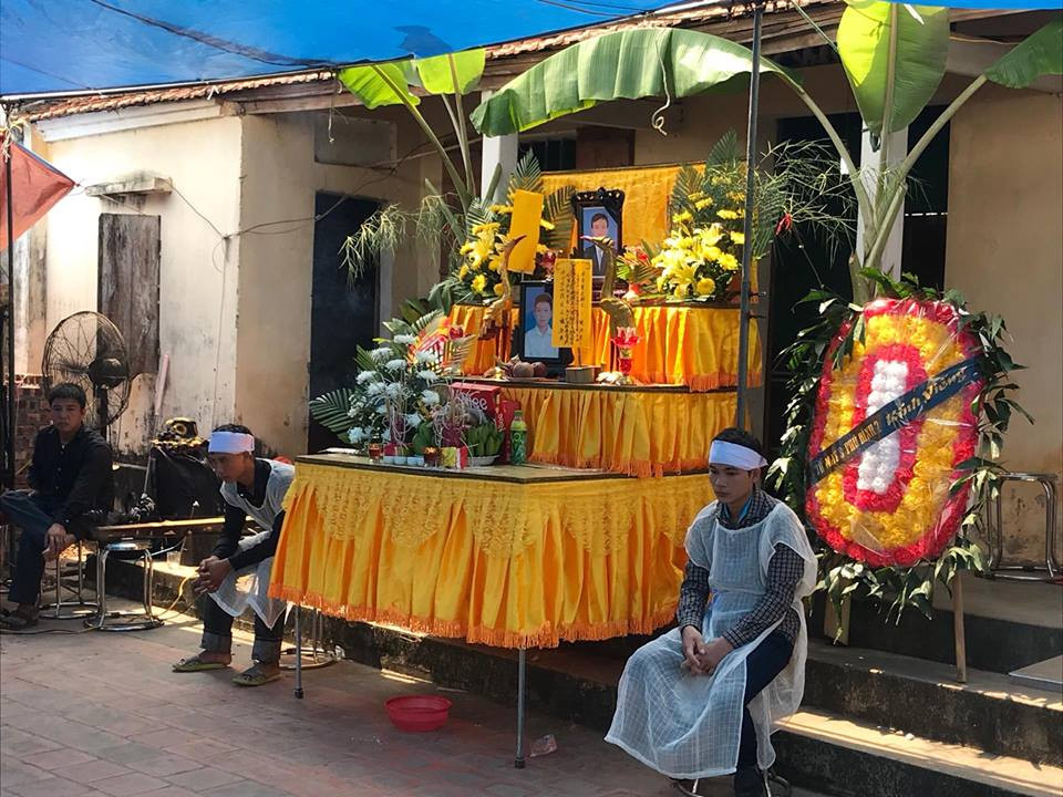Nguoi vo chung kien hang xom cam dao giet chong va con ke lai dem kinh hoang