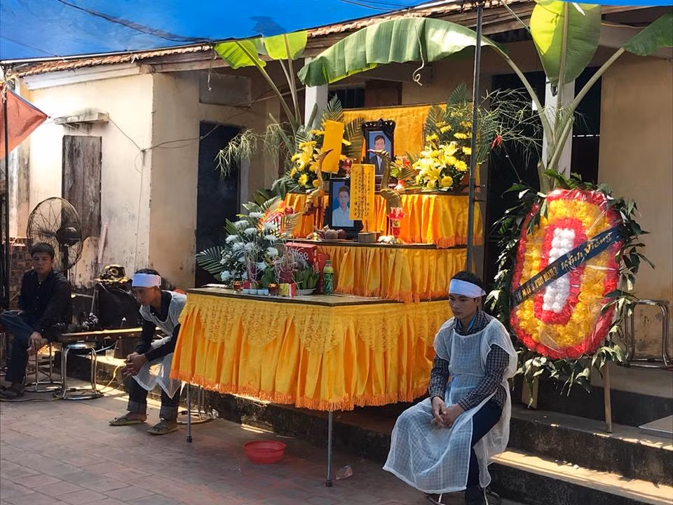 Nguoi vo chung kien hang xom cam dao giet chong va con ke lai dem kinh hoang